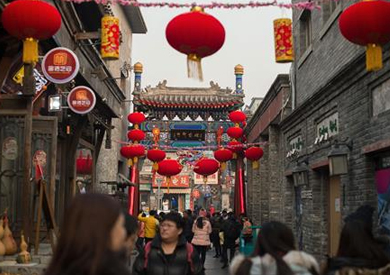 الصينيون يحتفلون بعام «الديك» ويودعون «القرد»